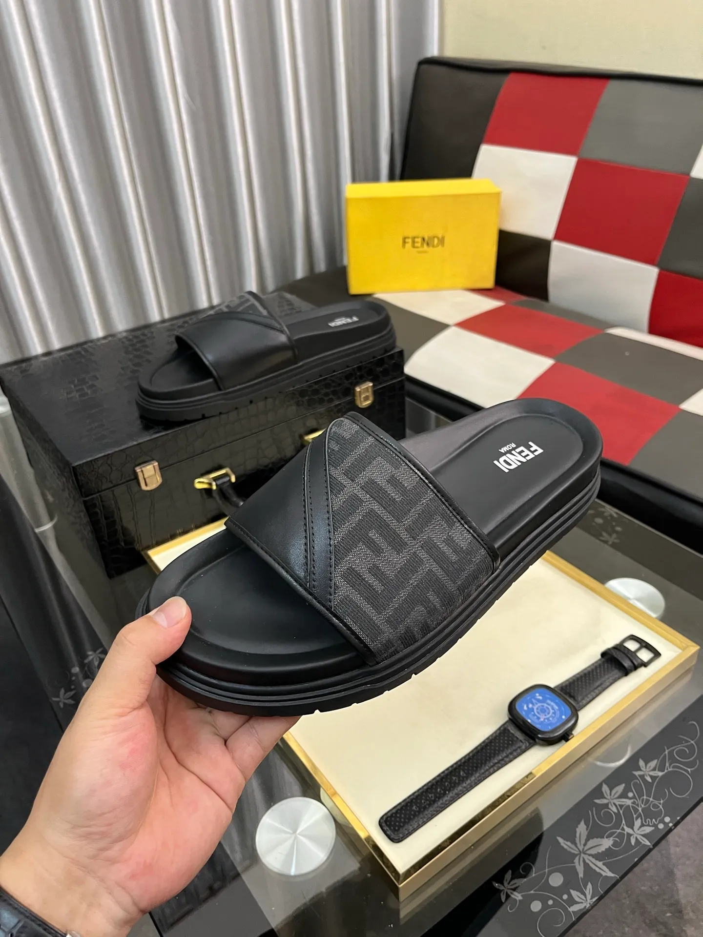 Men's men's shoes💰320⌚️⌚️FENDI Fendi slippers and sandals are shipped💄How can this summer be without the blessing of little monsters💄Original imported special hardware decorative pattern➕Original private model outsole! Details determine success or failure, good quality is not afraid of magnifying details! It feels super comfortable on your feet! This summer you need a pair of trendy, cool and comfortable sandals👣 Standard size: 38-443️⃣Colors available
